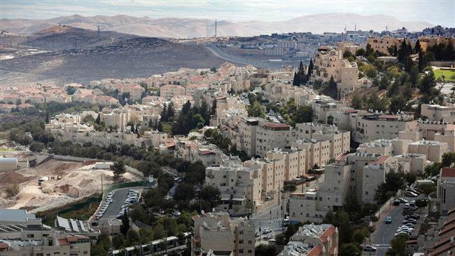 This photo shows the Israeli settlement of Pisgat Zeev in East Jerusalem al-Quds, center, and the West bank village of Anata, top right, on Sept. 27, 2016. (Photo by AFP)