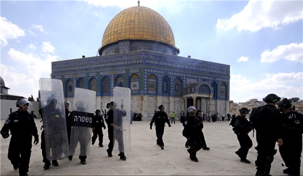 Israeli soldiers in al-Aqsa mosque