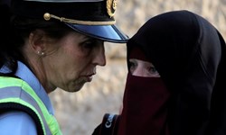 برخورد پلیس با زنان محجبه در اروپا