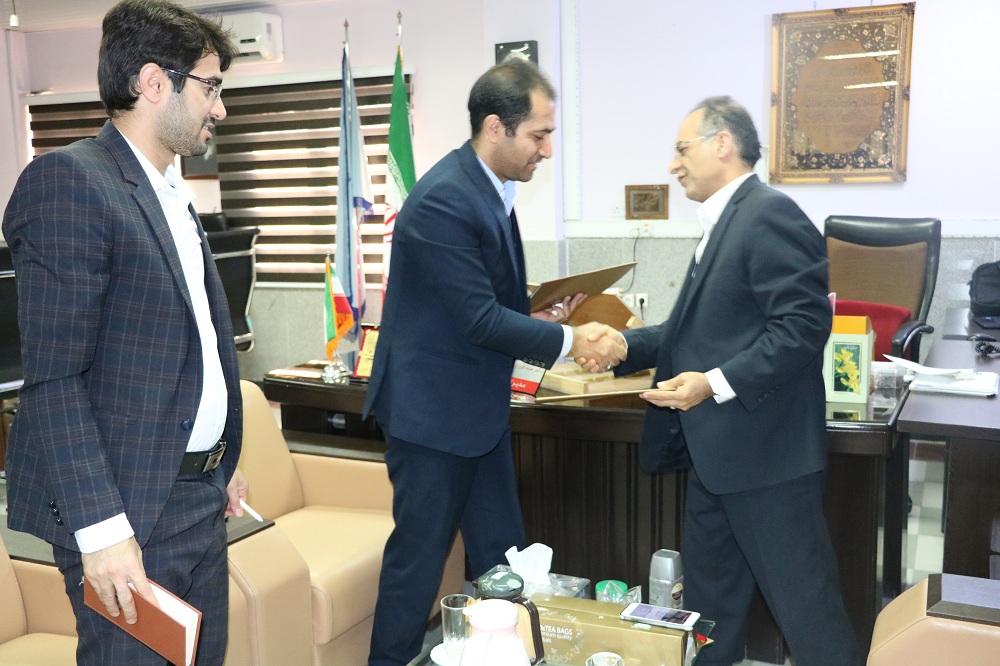 همکاری نهاد کتابخانه های  خوزستان و پزشکی قانونی استان در اهدا کتاب به مناطق محروم