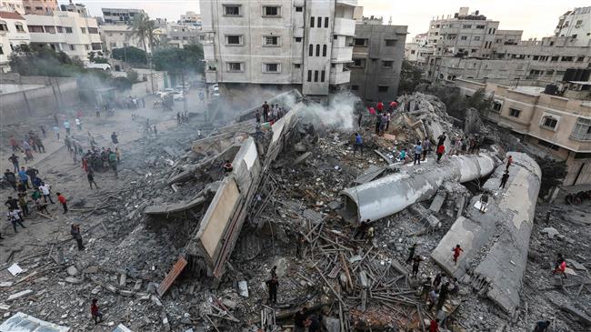 A picture taken on August 9, 2018 shows people inspecting the rubble of a building following an Israeli air strike on Gaza City. (Photo by AFP)