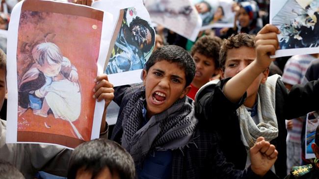 The picture taken on August 13, 2018 shows Yemeni boys demonstrating outside the offices of the United Nations in Sana’a to denounce a recent Saudi-led airstrike that killed dozens, including children, in the northwestern province of Sa’ada. (By Reuters)