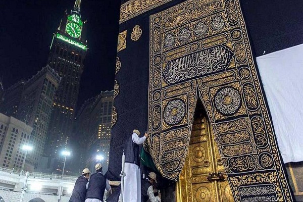 غلاف کعبہ بدلا گیا