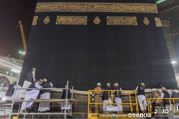 غلاف کعبہ بدلا گیا