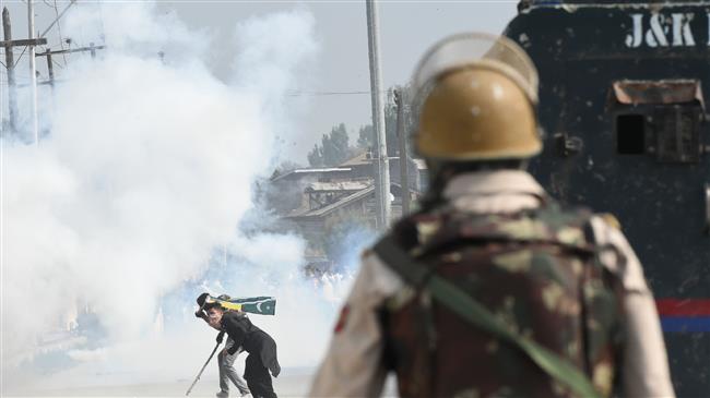 Protesters clash with Indian forces after Eid prayers in downtown Srinagar, Kashmir, August 22, 2018. (Photo by AFP)