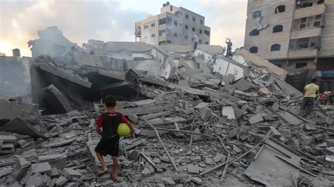 A picture taken on August 9, 2018 shows a boy looking at the rubble of a building following an Israeli airstrike on Gaza City. (Photo by AFP)