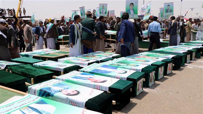Thousands of Yemenis vent their anger against at Riyadh and Washington on August 13, 2018 as they take part in a mass funeral in the city of Sa