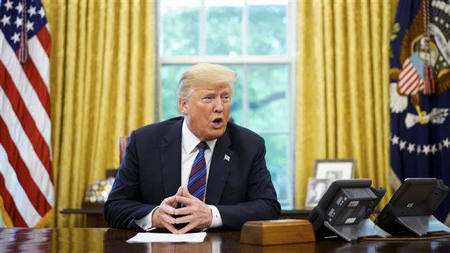 US President Donald Trump speaks on the phone with Mexican President Enrique Pena Nieto from the Oval office of the White House on Monday, August 27, 2018. (AFP photo)