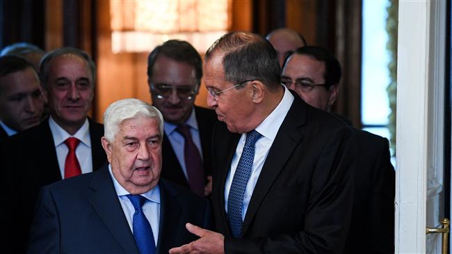 Russian Foreign Minister Sergei Lavrov (R) gestures as he welcomes his Syrian counterpart Walid Muallem ahead of a meeting in Moscow on August 30, 2018. (Photo by AFP)
