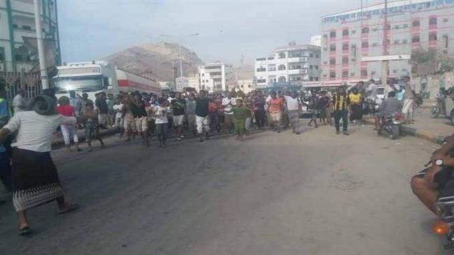 People protest against economic woes and the brutal Saudi war in Yemen on September 5, 2018.