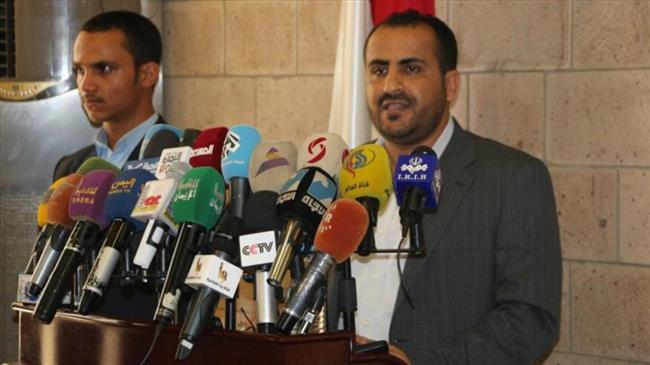 The spokesman for Yemen’s Houthi Ansarullah movement, Mohammed Abdul-Salam (R)