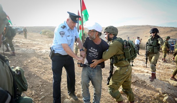 Israeli Forces Detain Palestinians