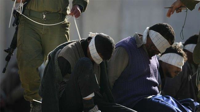Israeli soldiers line up Palestinian prisoners. (file photo)
