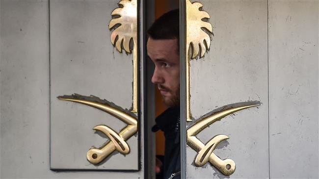 A security member looks between the entrance doors of the Saudi Arabian consulate in Istanbul, October 12, 2018. (Photo by AFP)