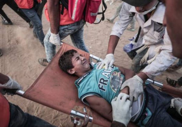 Israeli Forces Wound 130 Palestinians at Gaza Border Protest