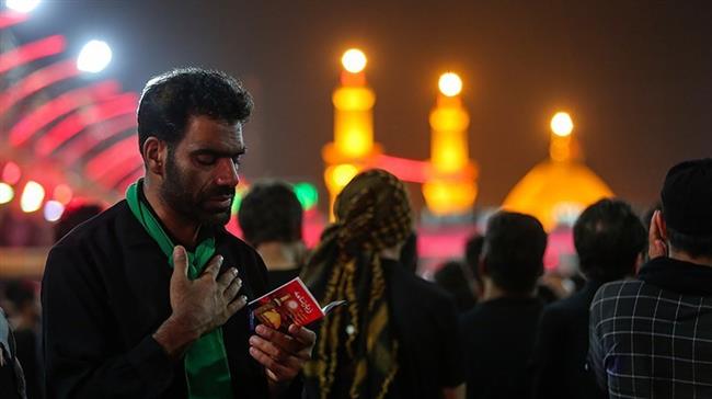 Pilgrims are seen praying during their journey between the Iraqi holy cities of Najaf and Karbala on October 28, 2017. (Photo by Tasnim News Agency)