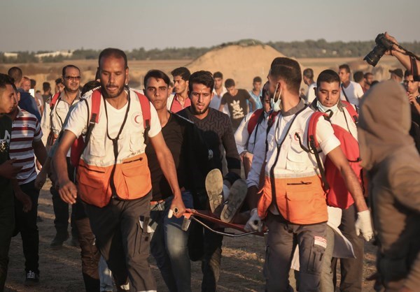 Israeli Forces Injure Tens of Palestinians at Gaza Border