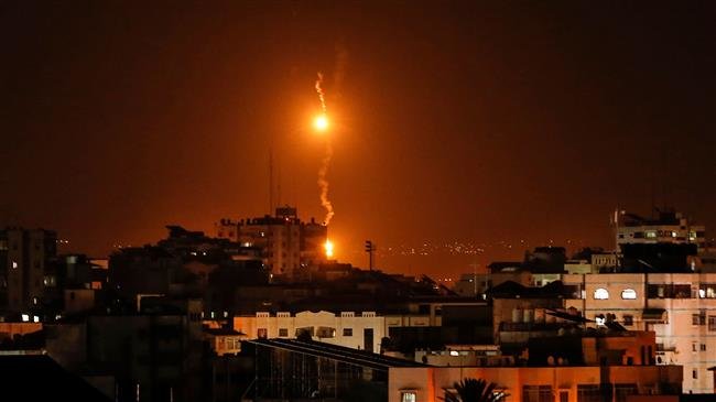 A picture taken on November 12, 2018 shows flares dropped by Israeli warplanes above Gaza City. (Photo by AFP)