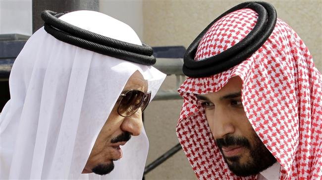 Saudi King Salman bin Abdulaziz Al Saud (L) and his son, Crown Prince Mohammed bin Salman