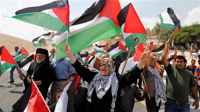 Palestinians march along a highway leading to Khan al-Ahmar on September 7, 2018 in support of the residents of the Bedouin village that the Israeli authorities plan to demolish. (Photo by AFP)