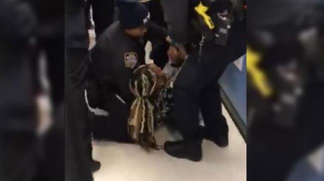 پلیس آمریکا با خشونت کودکی را از آغوش مادرش جدا میکند