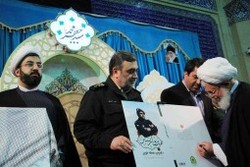 فرمانده ناجا از دو کتاب درباره شهدای نیروی انتظامی در یزد رونمایی کرد
