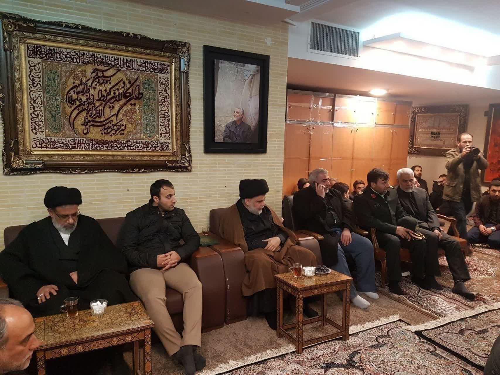حضور مقتدی صدر در منزل شهید سلیمانی + عکس