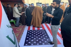 پرچم آمریکا و رژیم صهیونیستی  زیر پای عزاداران «دیاله» عراق