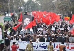 تظاهرات ضدآمریکایی هزاران پاکستانی همزمان با سفر معاون پامپئو به اسلام‌آباد