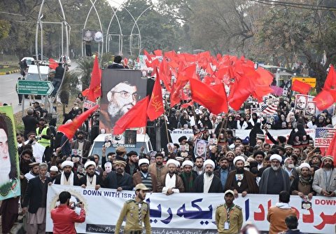تظاهرات ضدآمریکایی هزاران پاکستانی همزمان با سفر معاون پامپئو به اسلامآباد