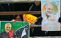 ایرانی‌ها با تصاویر قاسم سلیمانی، سالگرد انقلابشان را جشن گرفتند
