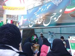 مدرسه علمیه نرجس خاتون غرفه تبلیغی در مسیر راهپیمایی ۲۲ بهمن برپا کرد
