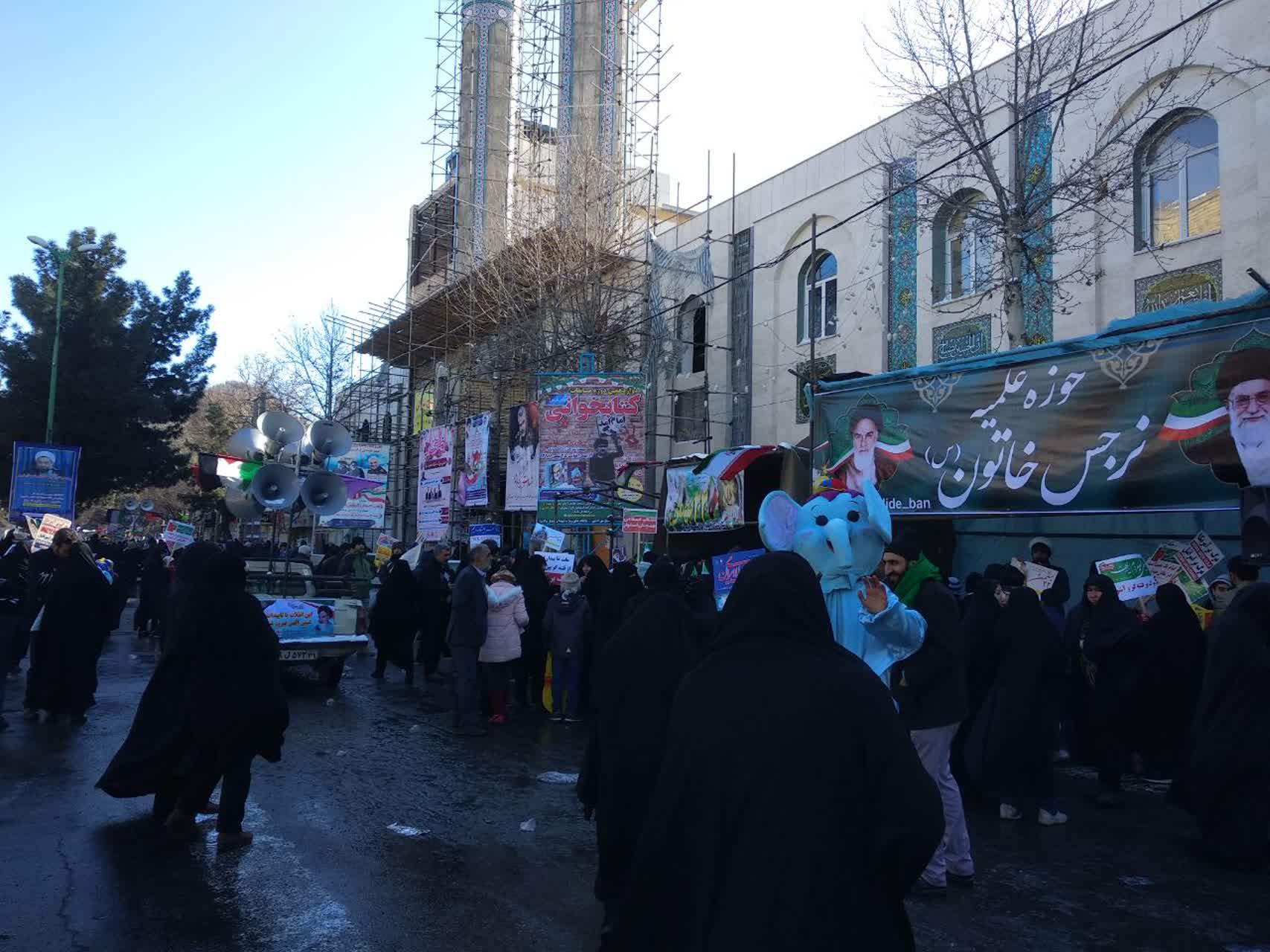 مدرسه علمیه نرجس خاتون غرفه تبلیغی در مسیر راهپیمایی 22 بهمن برپا کرد