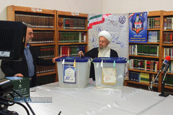 شرکت آیت الله مکارم شیرازی در انتخابات در نخستین لحظات آغاز رأی گیری