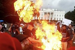 همزمان باسخنرانی ترامپ پرچم آمریکا مقابل کاخ سفیدبه آتش کشیده شد