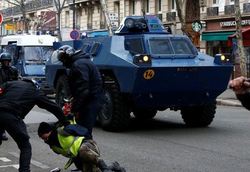 بازداشت 150 نفر از معترضان به ماکرون توسط پلیس فرانسه