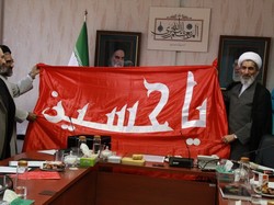 پرچم گنبد حرم حضرت امام حسین به معاون فرهنگی قوه قضاییه اهدا شد