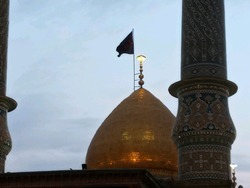 پرچم حرم امام حسین بر فراز گنبد حضرت عبدالعظیم حسنی به اهتزاز درآمد