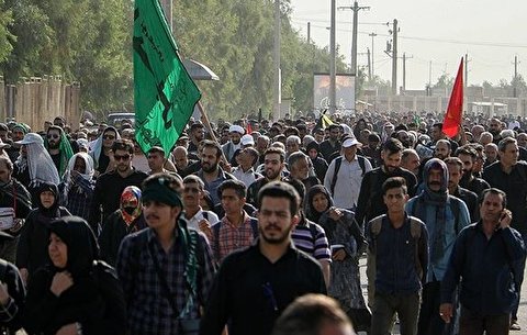 طنین شعار «مرگ بر آمریکا» و «مرگ بر اسرائیل» در میان زائران اربعین