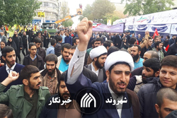 طلاب و مسئولان مدرسه علمیه امام حسین شهر‌ری در راهپیمایی ۱۳ آبان