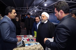 بازدید روحانی از نمایشگاه محصولات دانش بنیان منتخب استان یزد