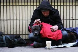 جریمه افراد بی‌خانمان‌ به جرم بیرون ماندن از خانه در زمان فاصله‌گذاری اجتماعی! +عکس