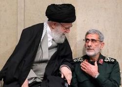 تصویری از رهبر انقلاب اسلامی و سردار قاآنی در دوران دفاع مقدس