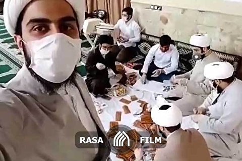 تهیه و توزیع ماسک و دستکش توسط طلاب حوزه علمیه لنگرود