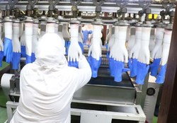 تولید دستکش و لباس بیمارستانی توسط سپاه قشم