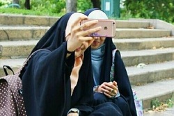 فضای مجازی افسارگسیخته حجاب را از سر زن ایرانی می‌کشد