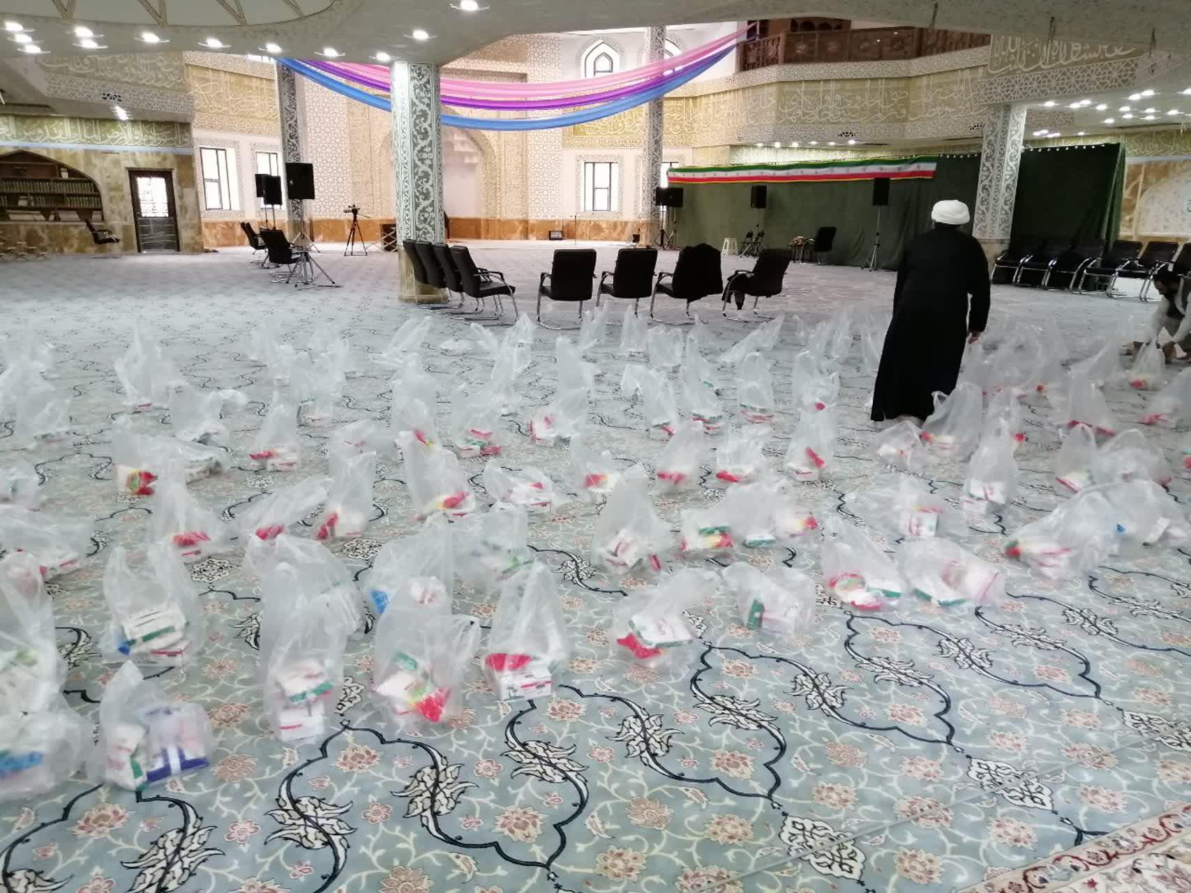 توزیع بیش از 330 بسته معیشتی از سوی مدرسه علمیه امام خمینی
