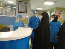 عیادت از بیماران کرونایی بیمارستان تامین اجتماعی از سوی بانوان جهادگر