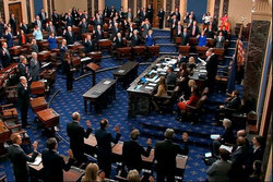 اعضای دموکرات سنا قطعنامه‌ای را در محکومیت ترامپ ارائه می‌دهند