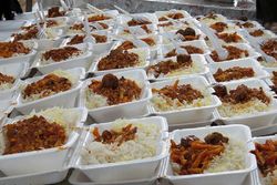 تهیه و توزیع غذای گرم بین نیازمندان همزمان با روز عید سعید غدیر
